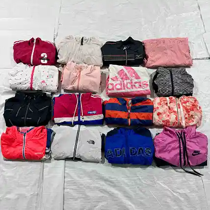 Se venden abrigos de segunda mano.